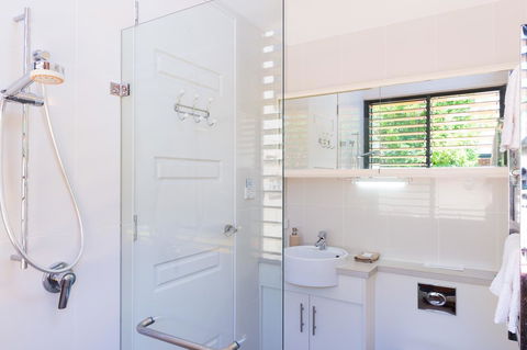 By The Beach B&B Self Contained Apartments - LBG 10