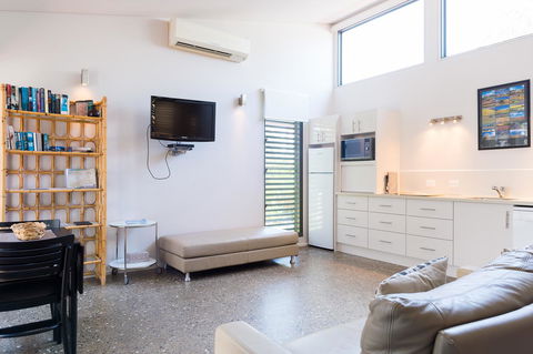 By The Beach B&B Self Contained Apartments - LBG 9