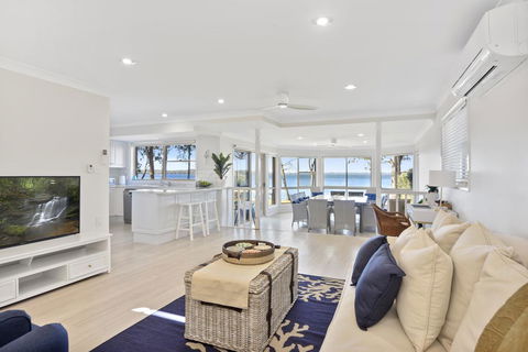 Adrift Retreat - St Georges Basin Waterfront Home - LBG 0