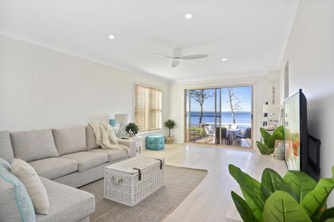 Adrift Retreat - St Georges Basin Waterfront Home - LBG 1
