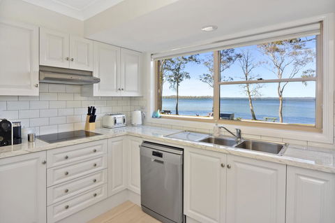 Adrift Retreat - St Georges Basin Waterfront Home - LBG 3
