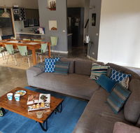 Bay Breeze Holiday Home - LBG