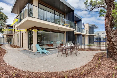 Beautiful Beachfront Apartment At Capel Sound - LBG 2