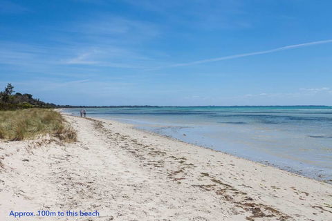 Beautiful Beachfront Apartment At Capel Sound - LBG 0