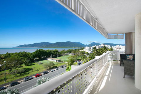 Cairns Luxury Seafront Apartment - LBG 2