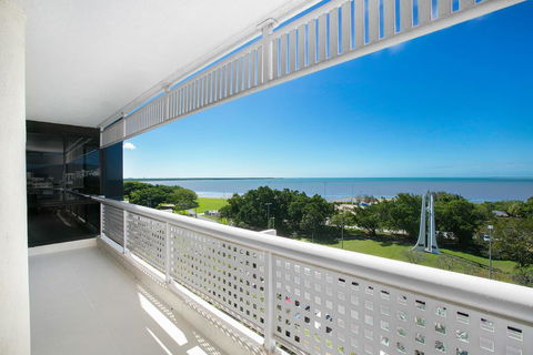 Cairns Luxury Seafront Apartment - LBG 3