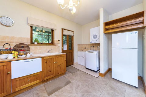 Country Pleasures Bed And Breakfast - LBG 3