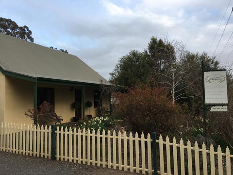 Country Pleasures Bed And Breakfast - LBG 0