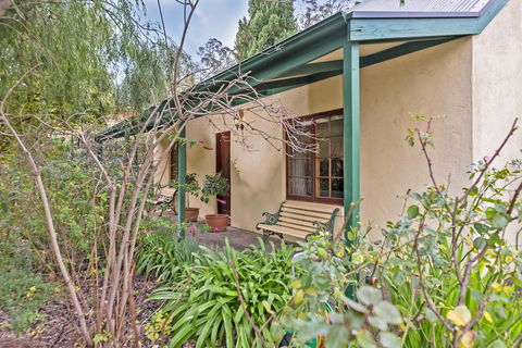 Country Pleasures Bed And Breakfast - LBG 1