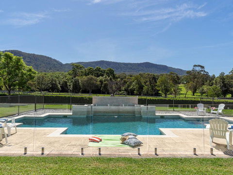 Cowley House - Stunning Entertainer, Views, Pool - LBG 2