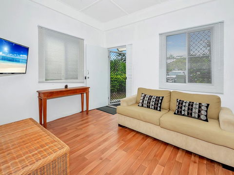 Easy Going Holiday Unit On McKenzie MK6 - LBG 2