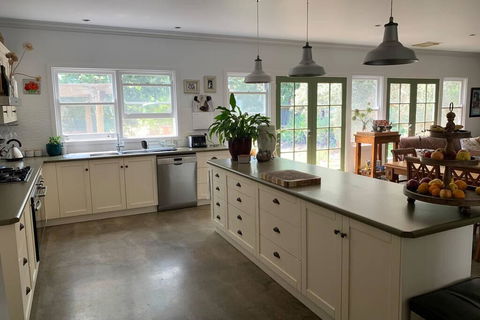 Farm House At The Gateway To The King Valley - LBG 3
