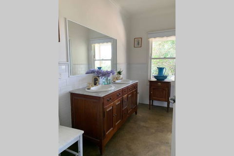 Farm House At The Gateway To The King Valley - LBG 1