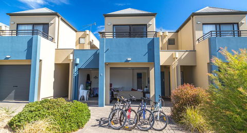 Front 9 Then Dine - 3/61 St Andrews Boulevard - LBG 0