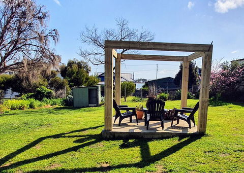HelloSailor HolidayRental FirePit NBN AppleTV KingBed - LBG 3