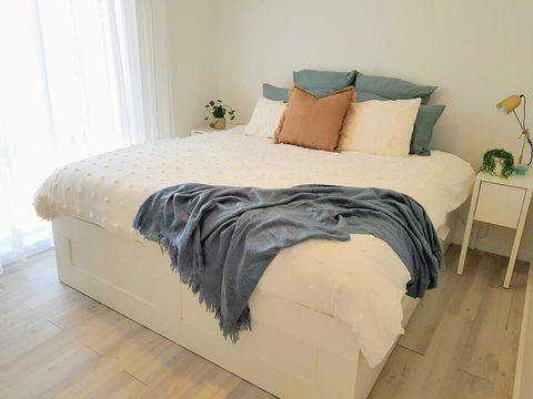 HelloSailor HolidayRental FirePit NBN AppleTV KingBed - LBG 1