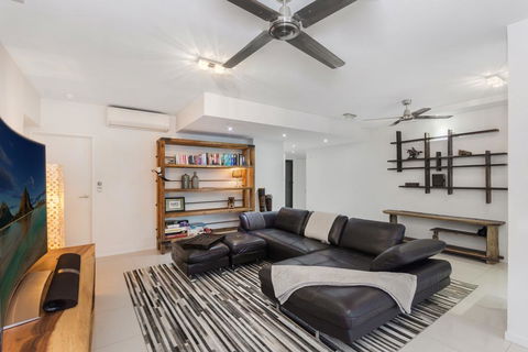 Luxury Pool Side Apartment In Beachfront Resort - LBG 0