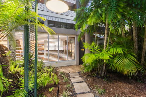 Luxury Pool Side Apartment In Beachfront Resort - LBG 2