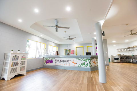 Mad Monkey Backpackers Village - LBG 1