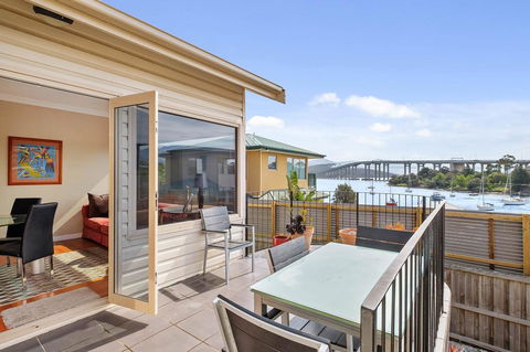 Manfield City Waterfront View Cottage - LBG 1