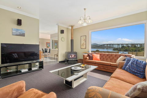 Manfield City Waterfront View Cottage - LBG 0