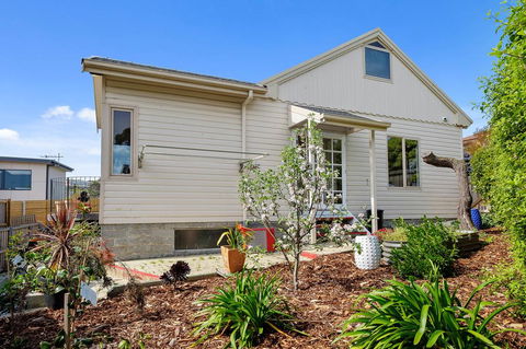 Manfield City Waterfront View Cottage - LBG 2