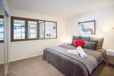 Modern Executive Apartment @ Braddon, 1BR, Wine, Wifi, Secure Parking, Canberra - LBG 2