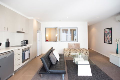Modern Executive Apartment @ Braddon, 1BR, Wine, Wifi, Secure Parking, Canberra - LBG 1