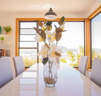 Moonah House-10 mins to CBD  MONA 4BR 2 BATH great view park 3 cars sleep 11 king bed en-suite - LBG