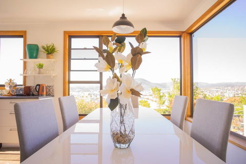 Moonah House-10 Mins To CBD & MONA, 4BR, 2 BATH, Great View, Park 3 Cars, Sleep 11, King Bed, En-suite - LBG 0