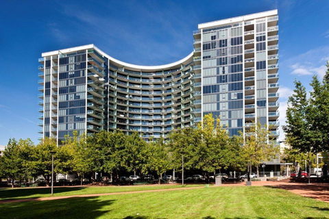 Perfectly Located Modern Apartment - Canberra CBD - LBG 2