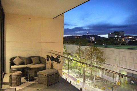 Perfectly Located Modern Apartment - Canberra CBD - LBG 0