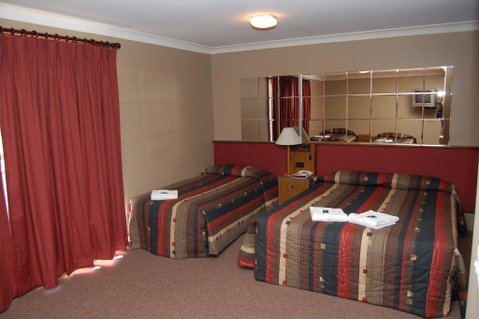 Southern Cross Motor Inn & Tourist Park - LBG 1
