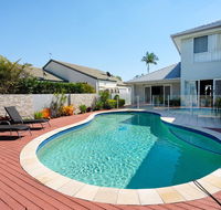 Super Sized Family Retreat With a Pool - LBG