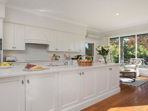 Sutton Downs - Renovated Country Home On 100 Acres - LBG 2