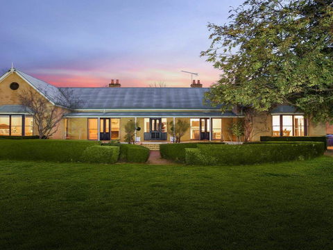 Sutton Downs - Renovated Country Home On 100 Acres - LBG 0