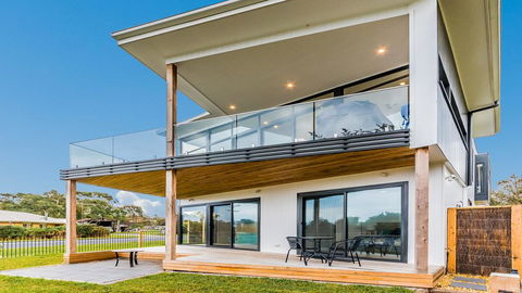 SWEEPING VIEWS - FREE WIFI & NETFLIX - PET FRIENDLY (OUTSIDE ONLY) - LBG 1