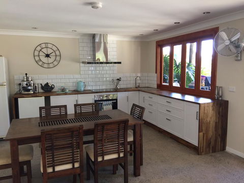 TAKURA HEIGHTS Modern Country Apartment With Pool Access - LBG 0