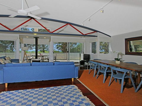 The Boathouse - Comfortable Beachfront Home - LBG 3