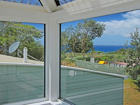 The Boathouse - Comfortable Beachfront Home - LBG 2