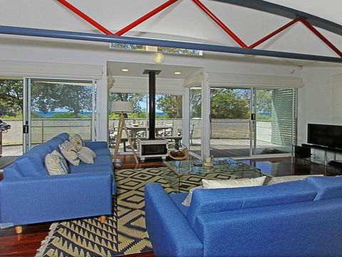 The Boathouse - Comfortable Beachfront Home - LBG 1