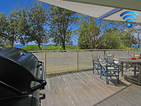 The Boathouse - Comfortable Beachfront Home - LBG 0
