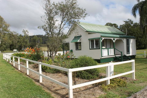 The Dollhouse Cottage - LBG 1