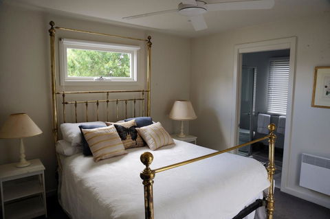 The Red Feather Inn - LBG 0