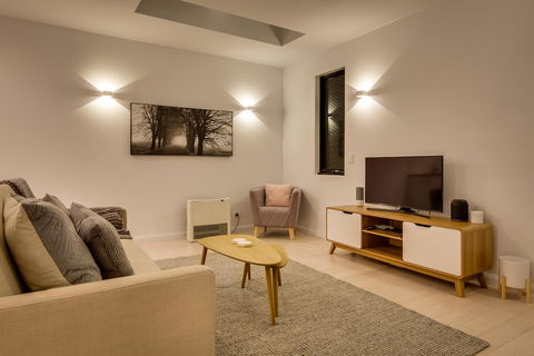 White Room Apartments - LBG 2