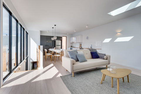 White Room Apartments - LBG 0
