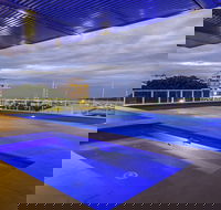 Privately Owned Hotel Room by Cairns Marina 222 - LBG