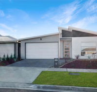 Brand New Home 10 mins to Beach Torquay Geelong Deakin Hospitals - LBG