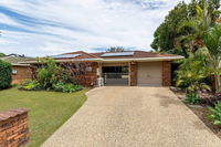 Freshly Renovated Dog Friendly House Walking Distance to Waterfront