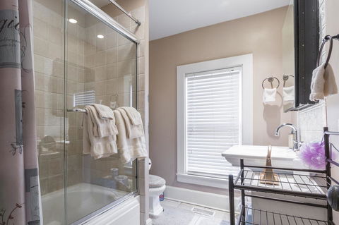 2Kingbed-Walkscore94-4KTV-WIFI - LBG 23